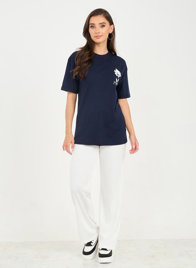 ستايلي تيشيرت بطبعة زهور كبيرة بأكمام مطوية - Image 3